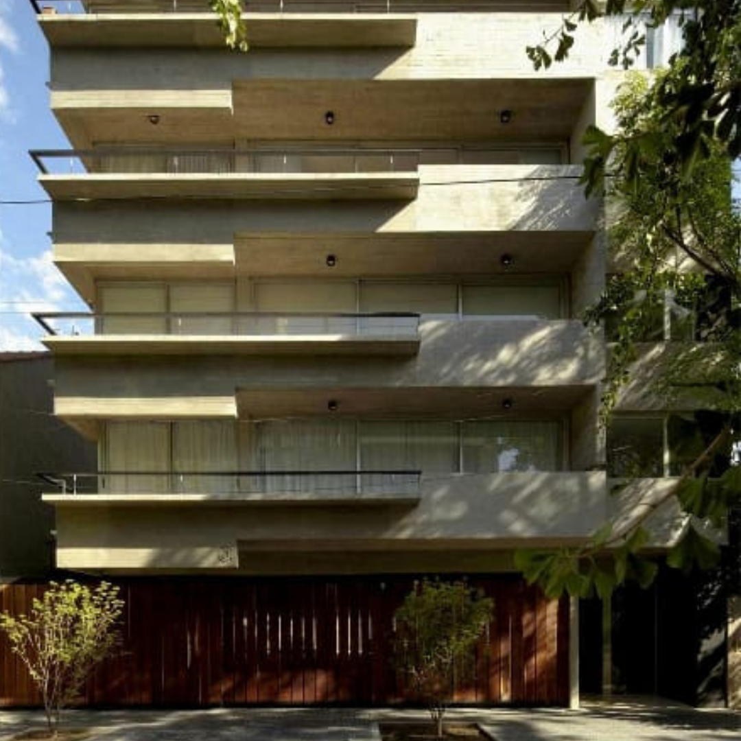Portón revestido en madera. Frente templado. Barandas metálicas. Edificio Anchorena. Caba
