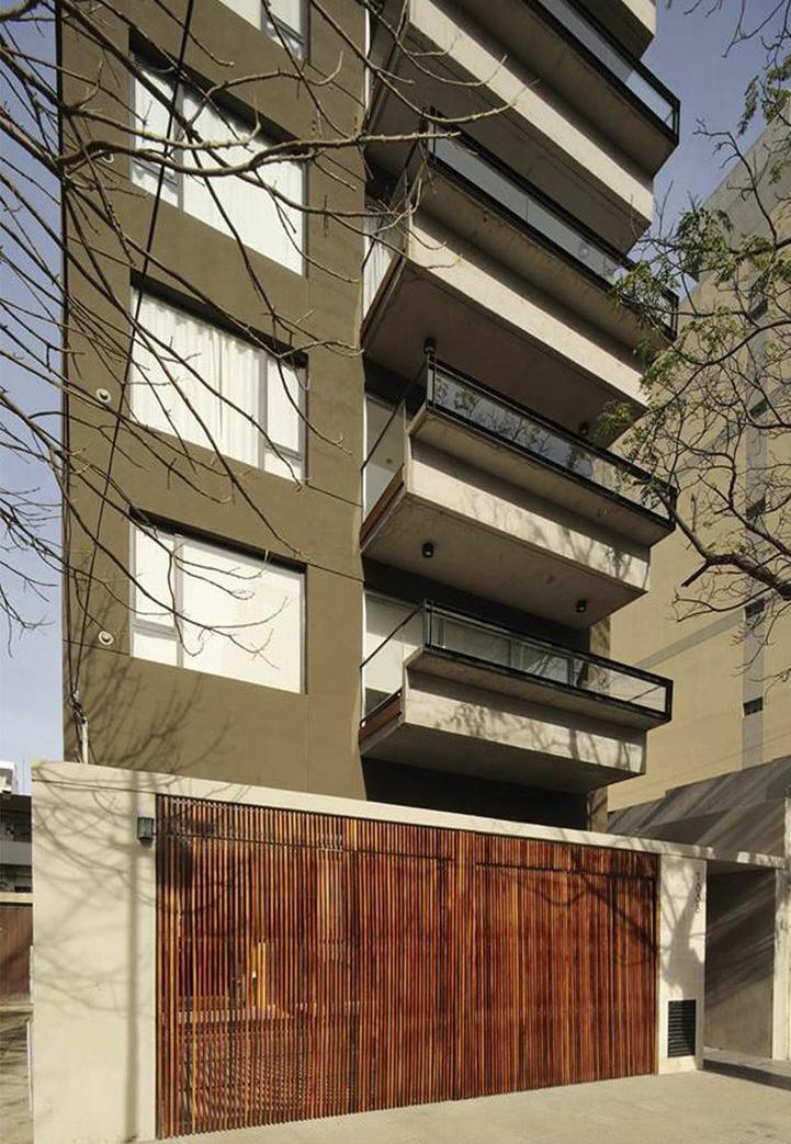 Edificio Lavalle. Florida. Barandas de balcón. Perfil UPN 12. Vidrio Laminado 3+3. Portón.
